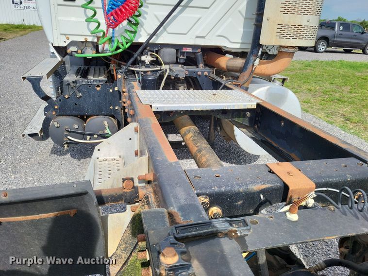 image for item LR9240 2010 International ProStar  semi truck