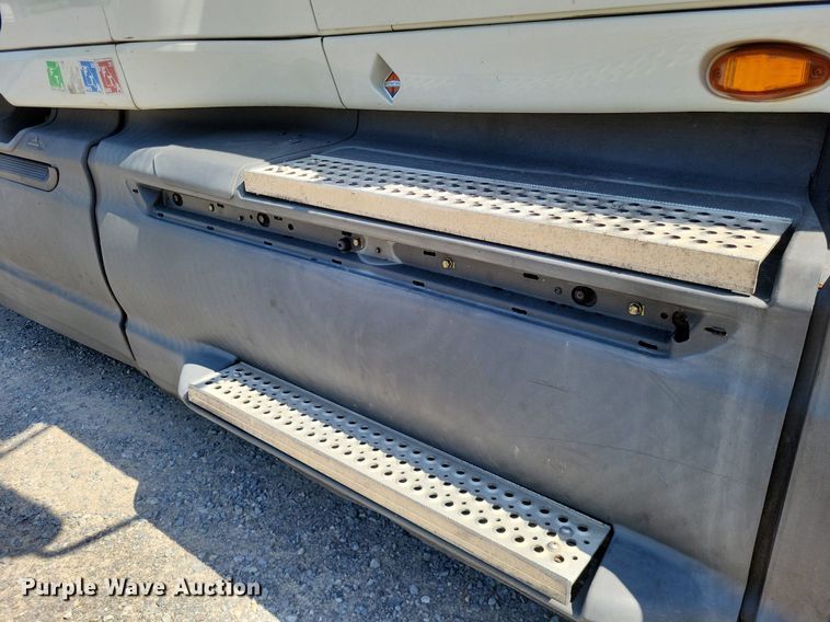 image for item LR9241 2014 International ProStar  truck cab and chassis