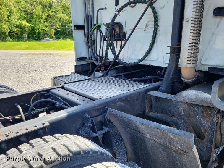 image for item LR9241 2014 International ProStar  truck cab and chassis