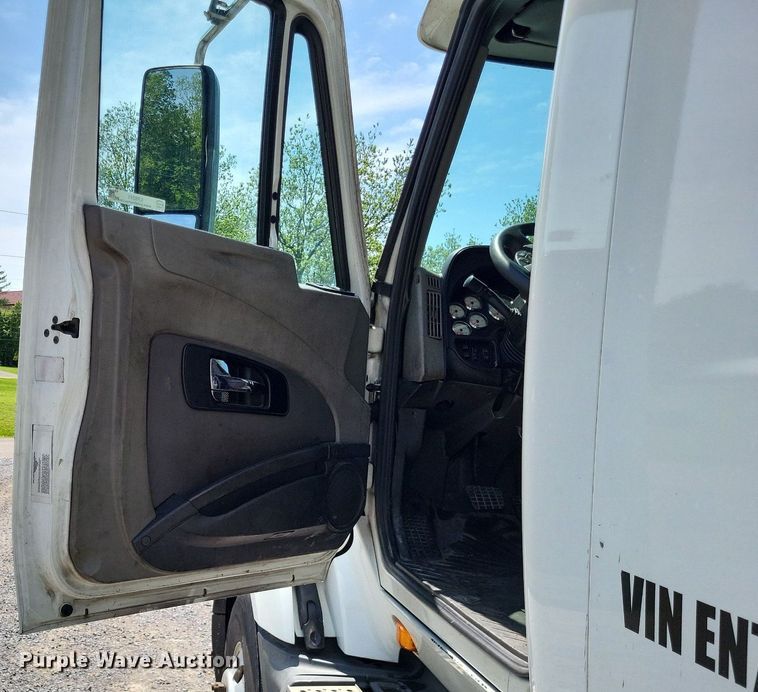 image for item LR9241 2014 International ProStar  truck cab and chassis