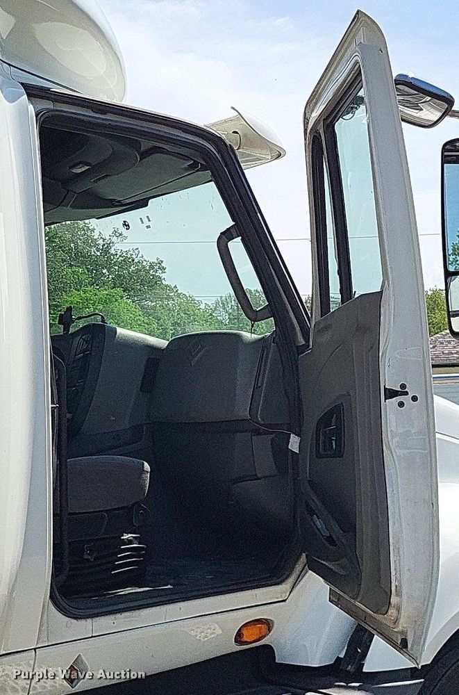 image for item LR9241 2014 International ProStar  truck cab and chassis