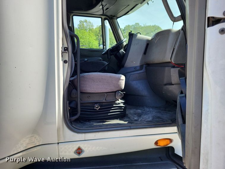 image for item LR9241 2014 International ProStar  truck cab and chassis