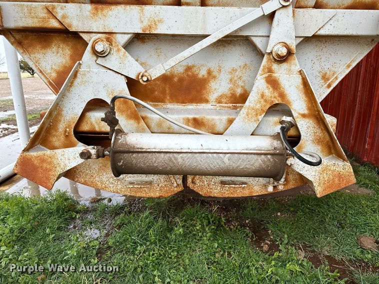 image for item LR9744 1989 Ranch  bottom dump trailer