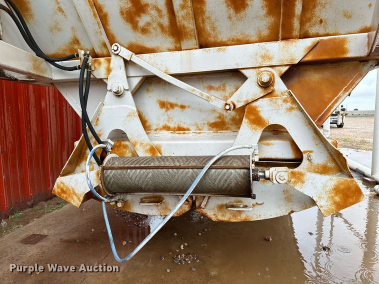 image for item LR9744 1989 Ranch  bottom dump trailer