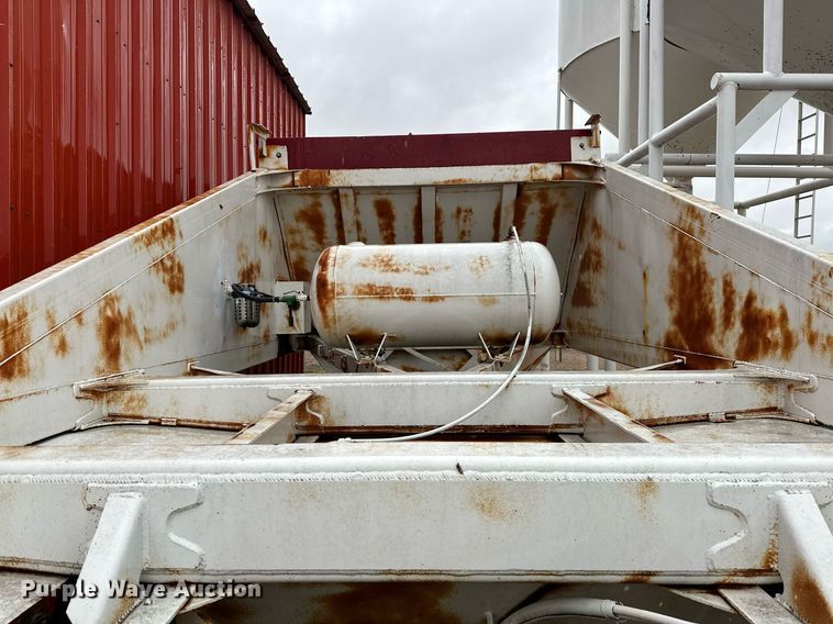 image for item LR9744 1989 Ranch  bottom dump trailer