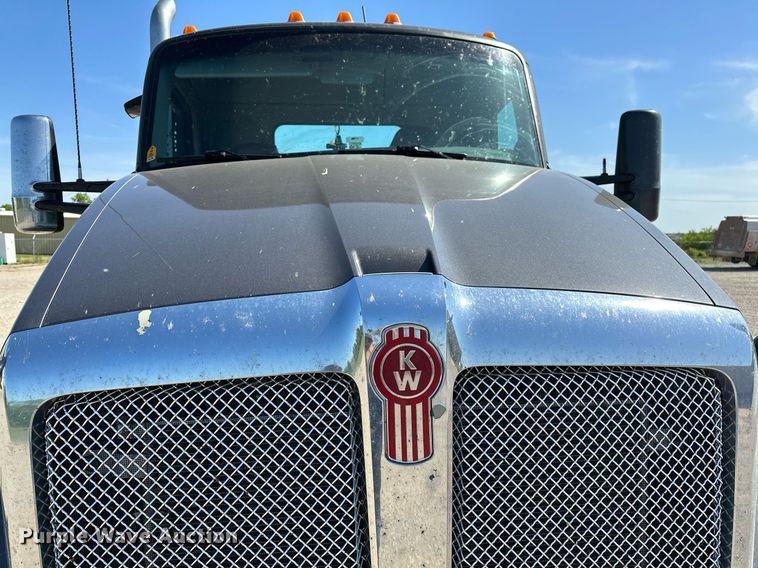 image for item LR9768 2016 Kenworth T680  semi truck