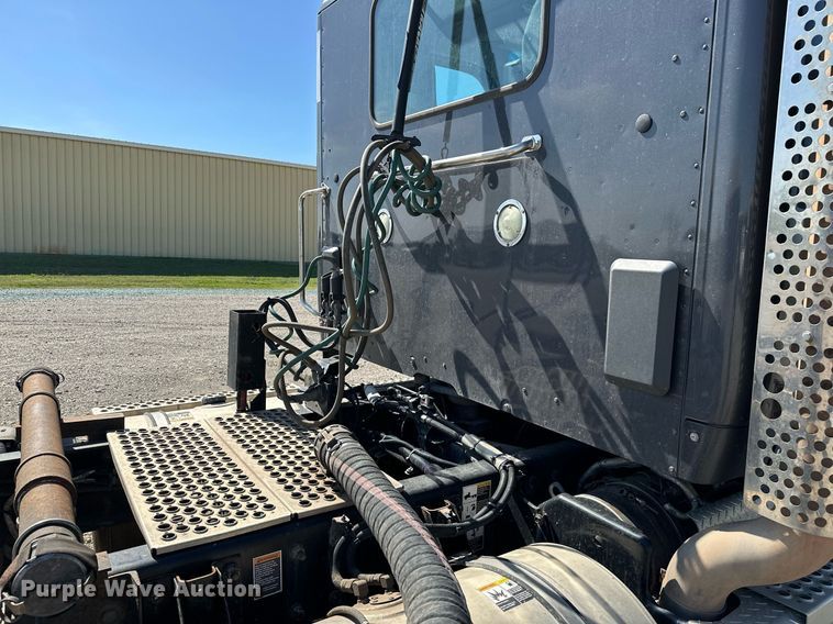 image for item LR9768 2016 Kenworth T680  semi truck