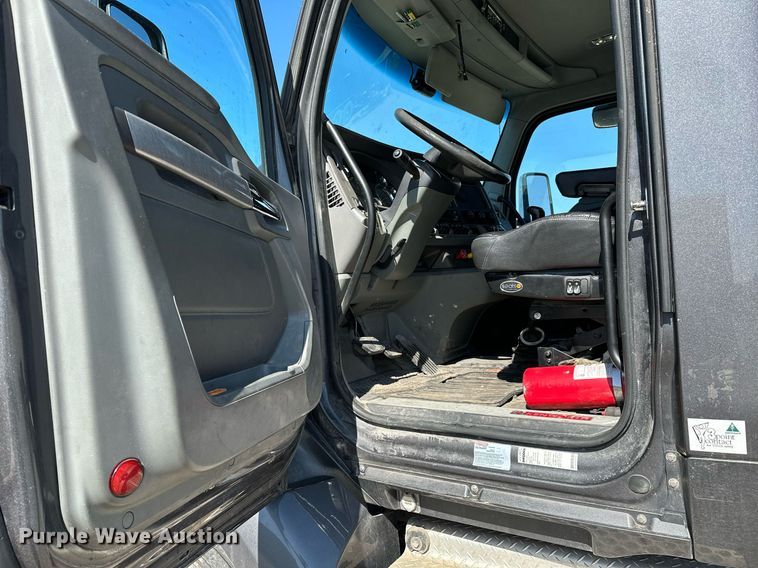 image for item LR9768 2016 Kenworth T680  semi truck