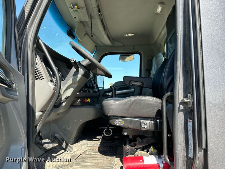 image for item LR9768 2016 Kenworth T680  semi truck