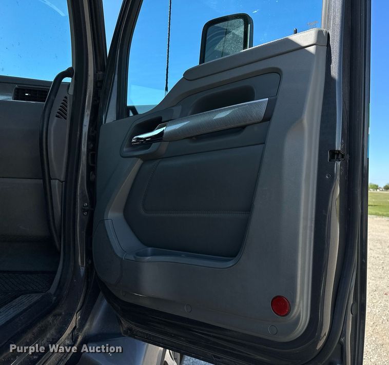 image for item LR9768 2016 Kenworth T680  semi truck