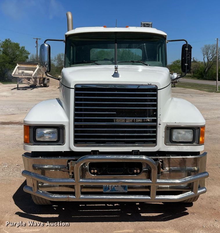 image for item MM9483 2013 Mack CHU613  semi truck