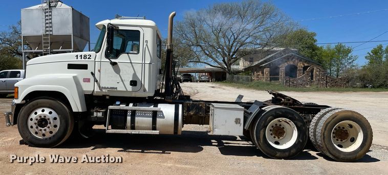 image for item MM9483 2013 Mack CHU613  semi truck