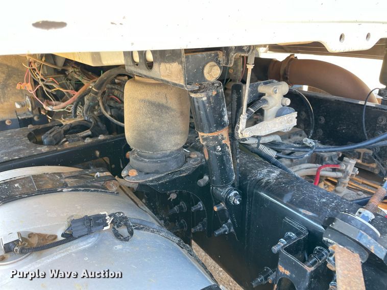 image for item MM9483 2013 Mack CHU613  semi truck