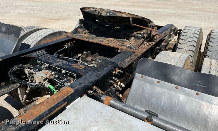 image for item MM9483 2013 Mack CHU613  semi truck