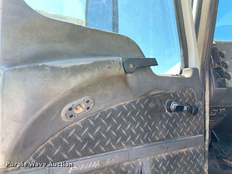 image for item MM9483 2013 Mack CHU613  semi truck