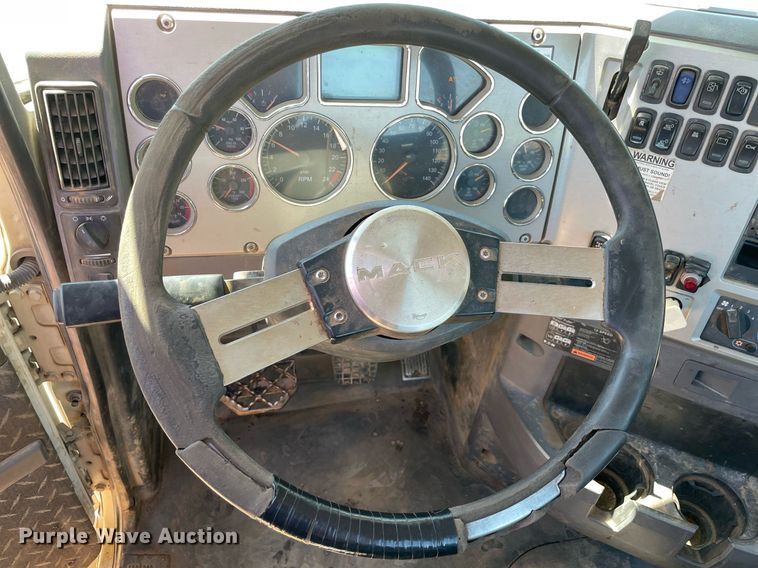 image for item MM9483 2013 Mack CHU613  semi truck