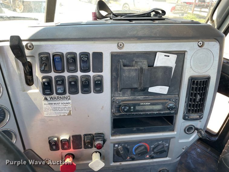 image for item MM9483 2013 Mack CHU613  semi truck