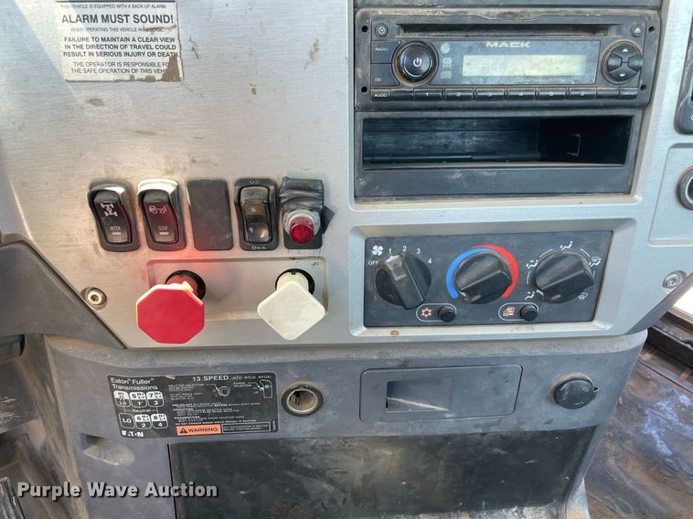 image for item MM9483 2013 Mack CHU613  semi truck