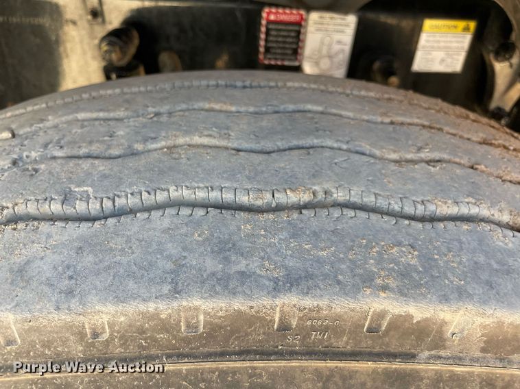 image for item MM9483 2013 Mack CHU613  semi truck