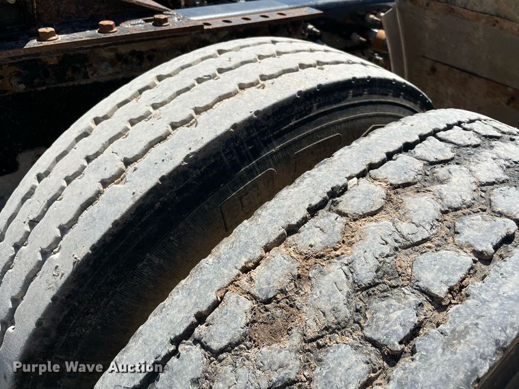 image for item MM9483 2013 Mack CHU613  semi truck