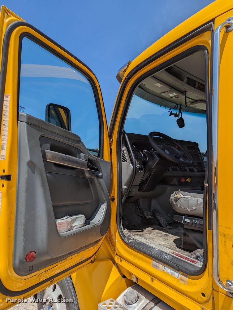 image for item MN9956 2019 Kenworth T680  semi truck