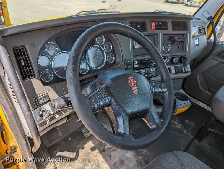 image for item MN9956 2019 Kenworth T680  semi truck