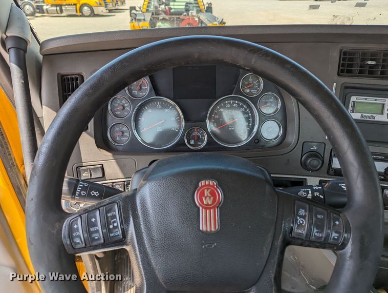 image for item MN9956 2019 Kenworth T680  semi truck