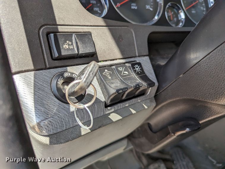 image for item MN9956 2019 Kenworth T680  semi truck