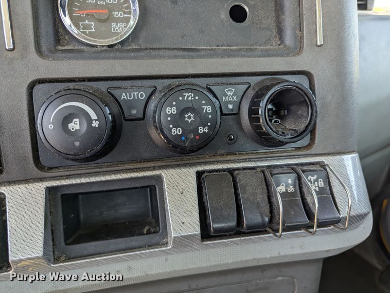 image for item MN9956 2019 Kenworth T680  semi truck