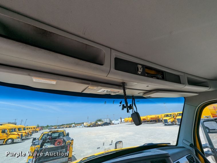 image for item MN9956 2019 Kenworth T680  semi truck