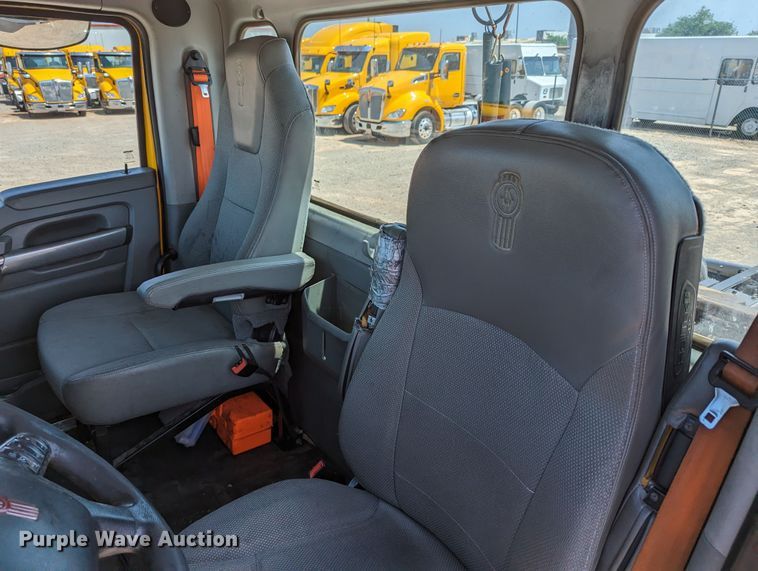 image for item MN9956 2019 Kenworth T680  semi truck