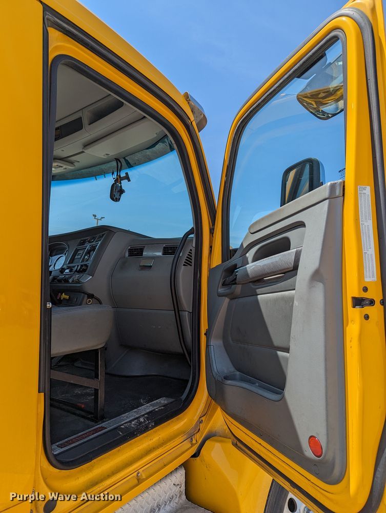 image for item MN9956 2019 Kenworth T680  semi truck