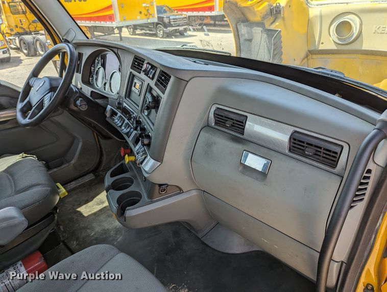 image for item MN9956 2019 Kenworth T680  semi truck