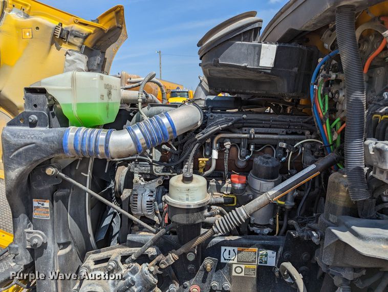 image for item MN9956 2019 Kenworth T680  semi truck