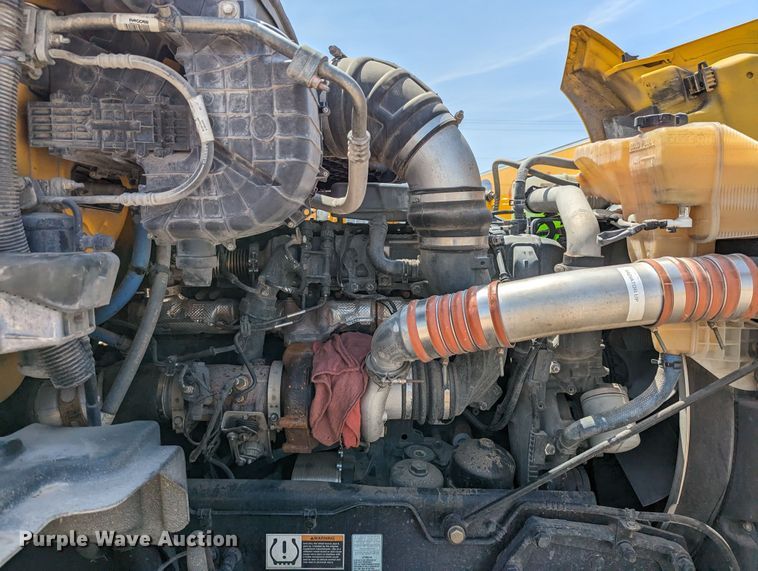 image for item MN9956 2019 Kenworth T680  semi truck