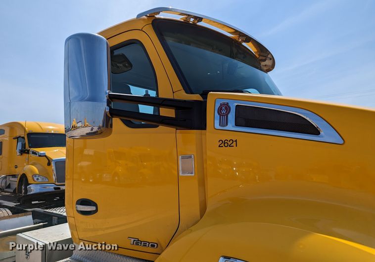 image for item MN9956 2019 Kenworth T680  semi truck