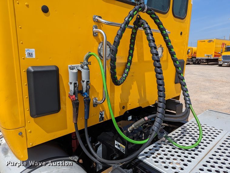 image for item MN9956 2019 Kenworth T680  semi truck