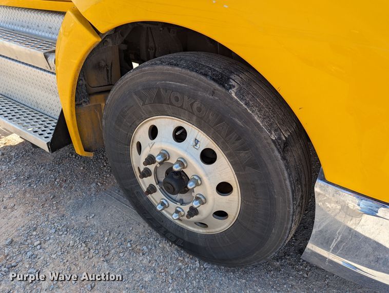 image for item MN9956 2019 Kenworth T680  semi truck