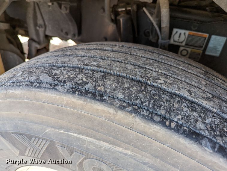 image for item MN9956 2019 Kenworth T680  semi truck