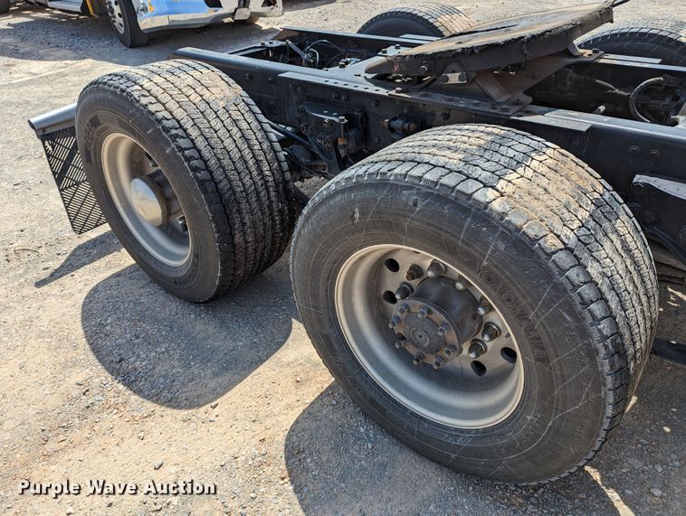 image for item MN9956 2019 Kenworth T680  semi truck