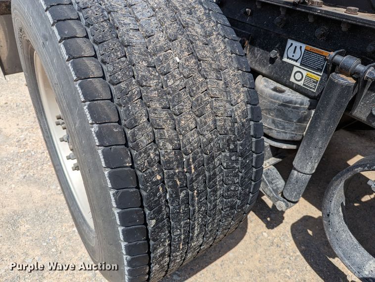 image for item MN9956 2019 Kenworth T680  semi truck