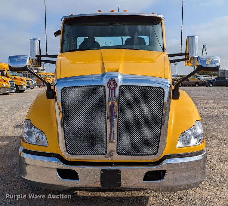 image for item MN9957 2019 Kenworth T680  semi truck