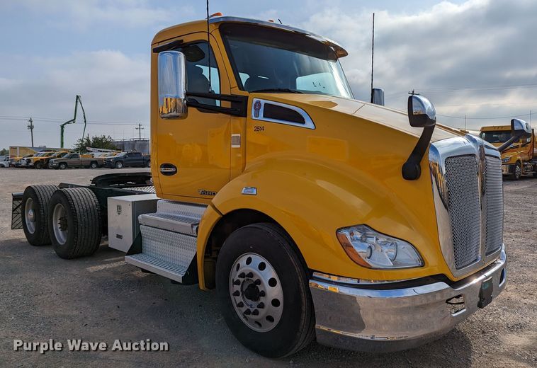 image for item MN9957 2019 Kenworth T680  semi truck