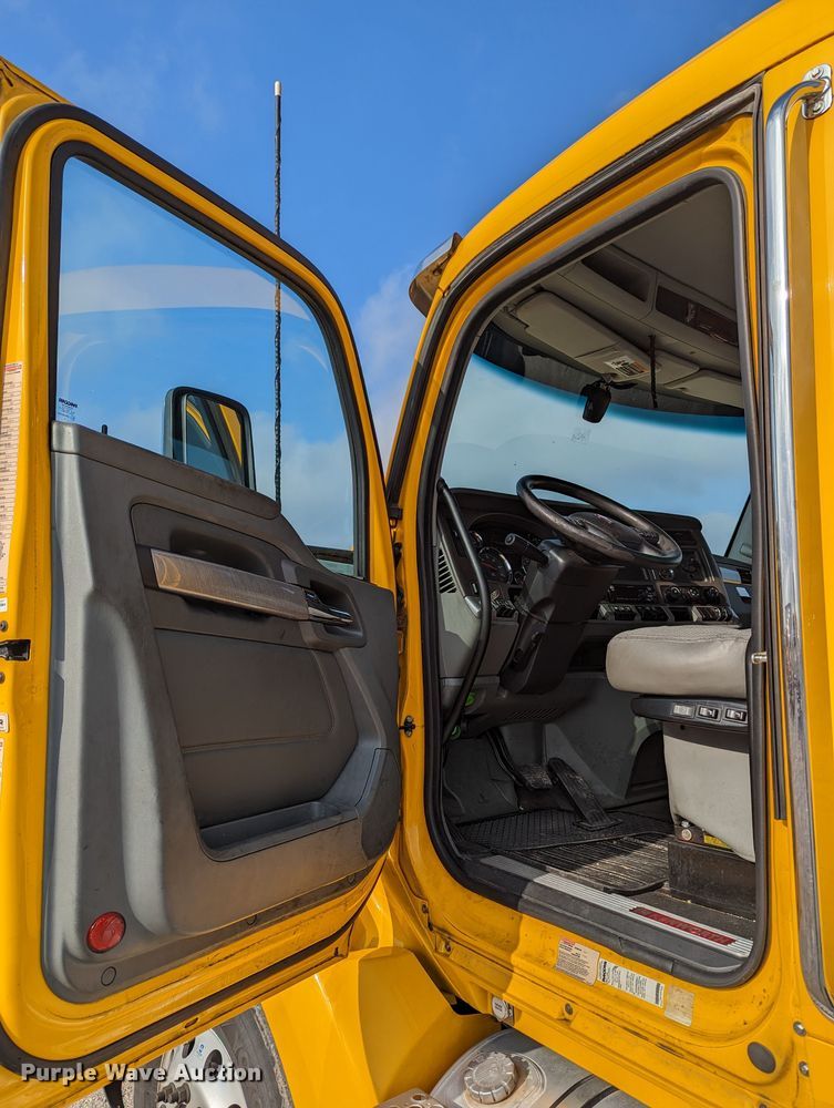 image for item MN9957 2019 Kenworth T680  semi truck