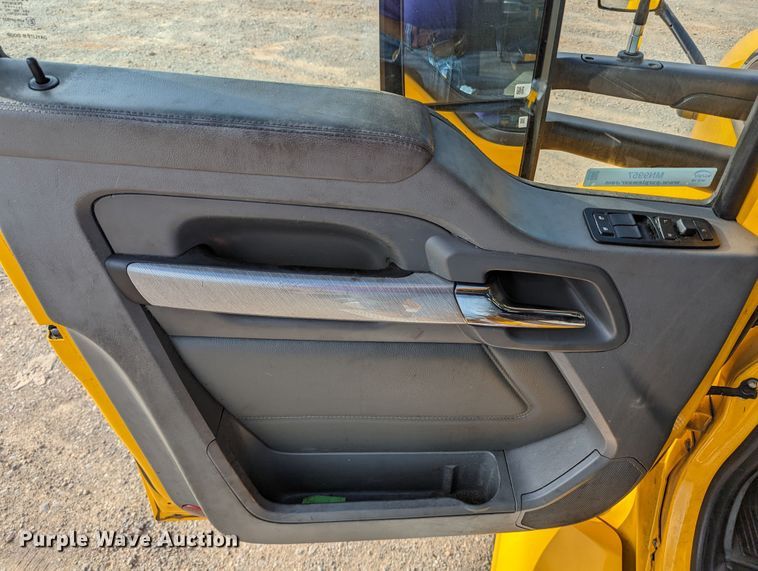 image for item MN9957 2019 Kenworth T680  semi truck