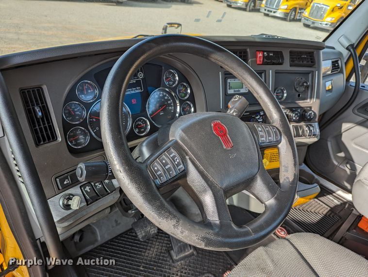 image for item MN9957 2019 Kenworth T680  semi truck