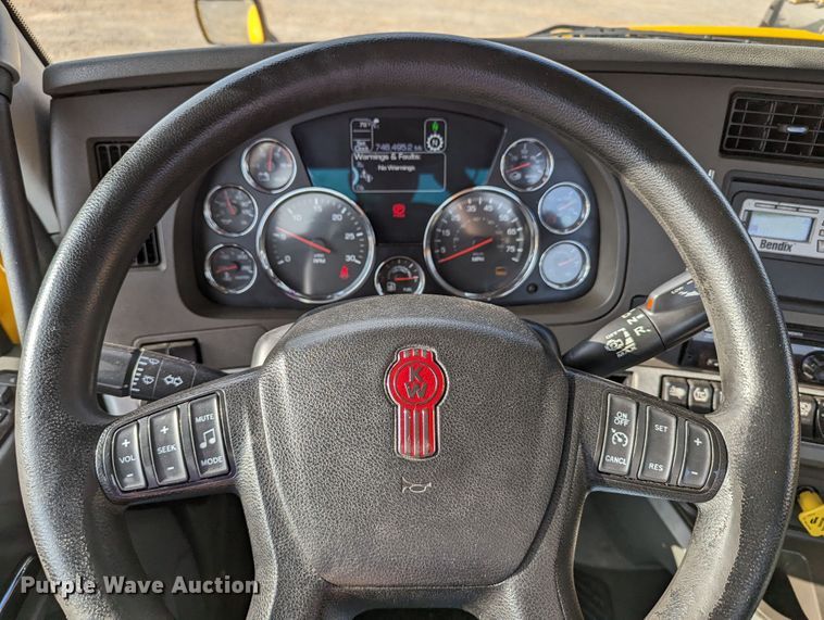 image for item MN9957 2019 Kenworth T680  semi truck