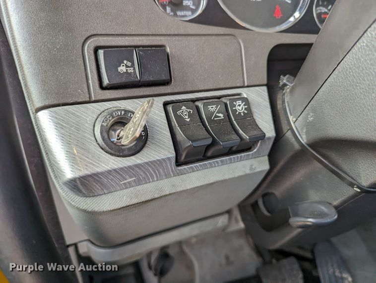 image for item MN9957 2019 Kenworth T680  semi truck