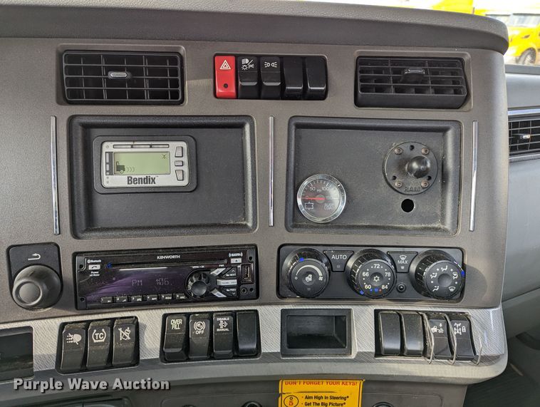 image for item MN9957 2019 Kenworth T680  semi truck