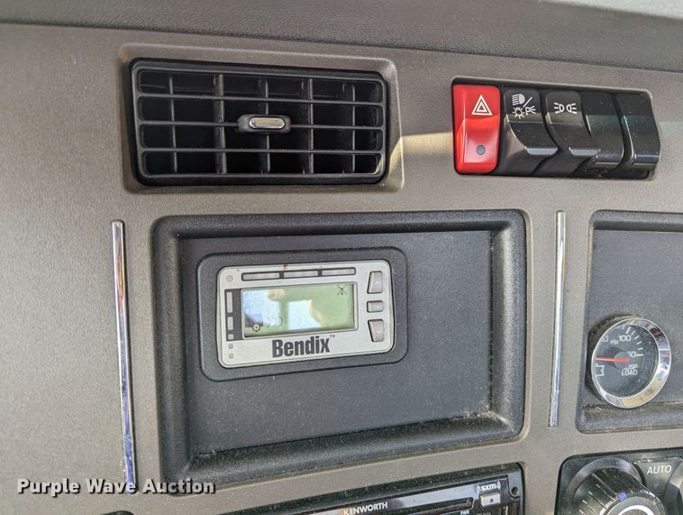 image for item MN9957 2019 Kenworth T680  semi truck